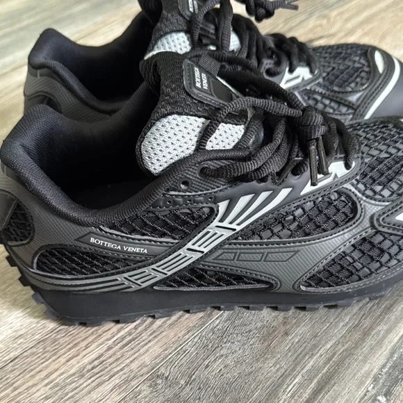 Bottega Veneta Black and Gray Sneakers Sleek Modern Design  display picture 3